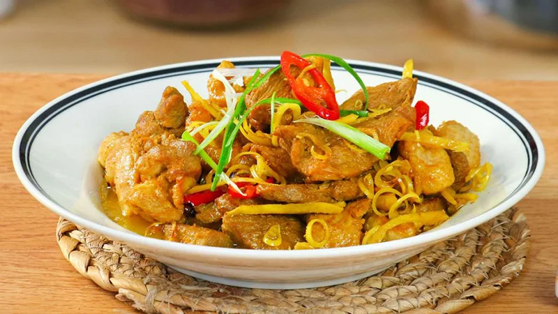 Fried chicken with lemongrass and chili