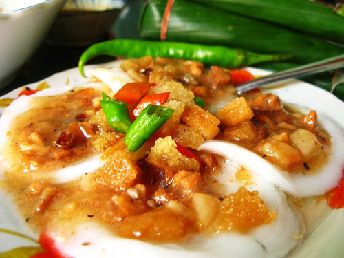 How to Enjoy Steamed Rice Cake (Banh Beo Chen) Like a Local
